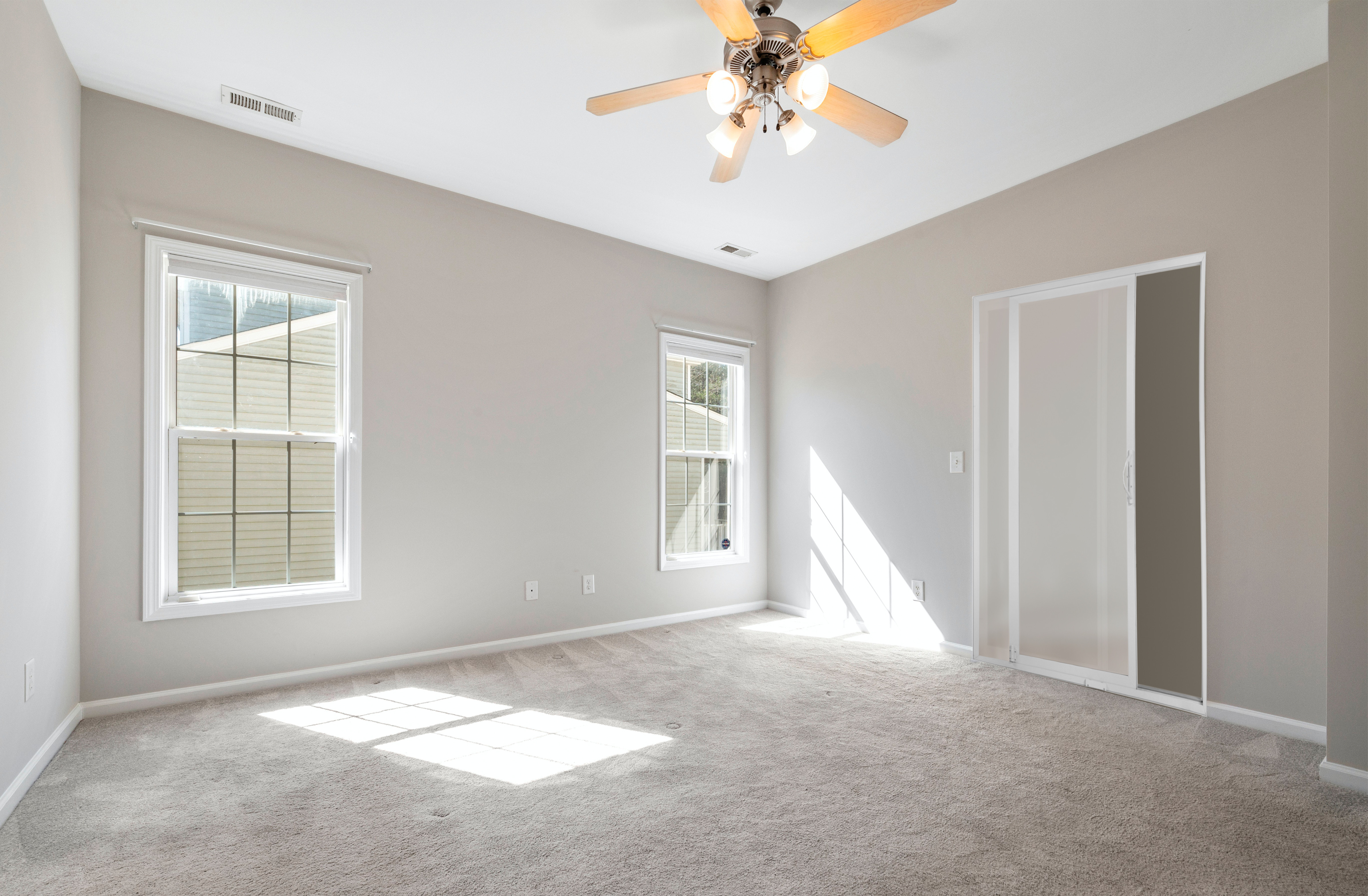 Установка раздвижных дверей для гардеробной